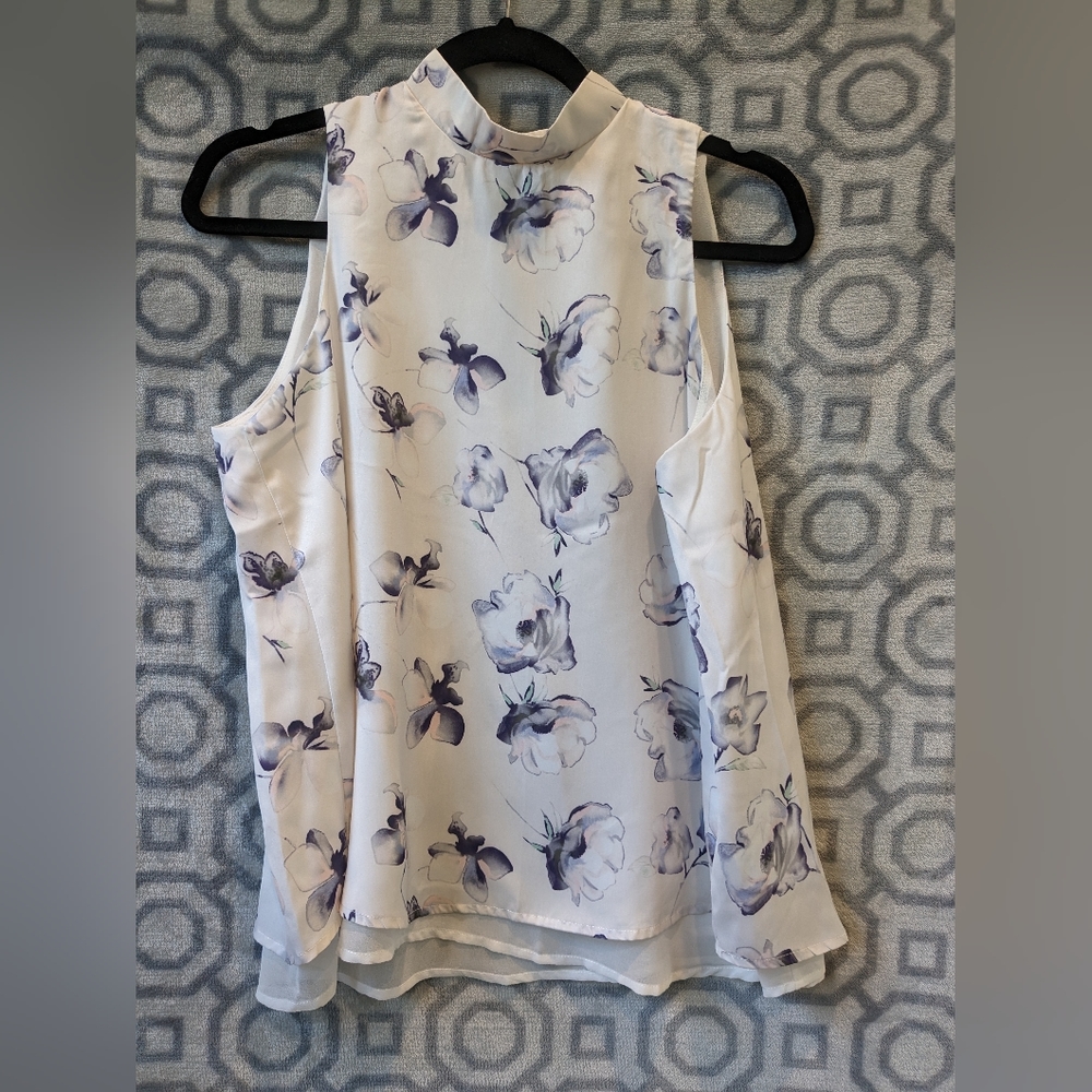 Grayson Threads sleeveless blouse. Size medium.